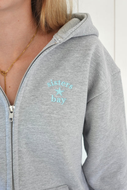 Veste zippée grise brodée turquoise BAYCLUB de chez sisters bay détail