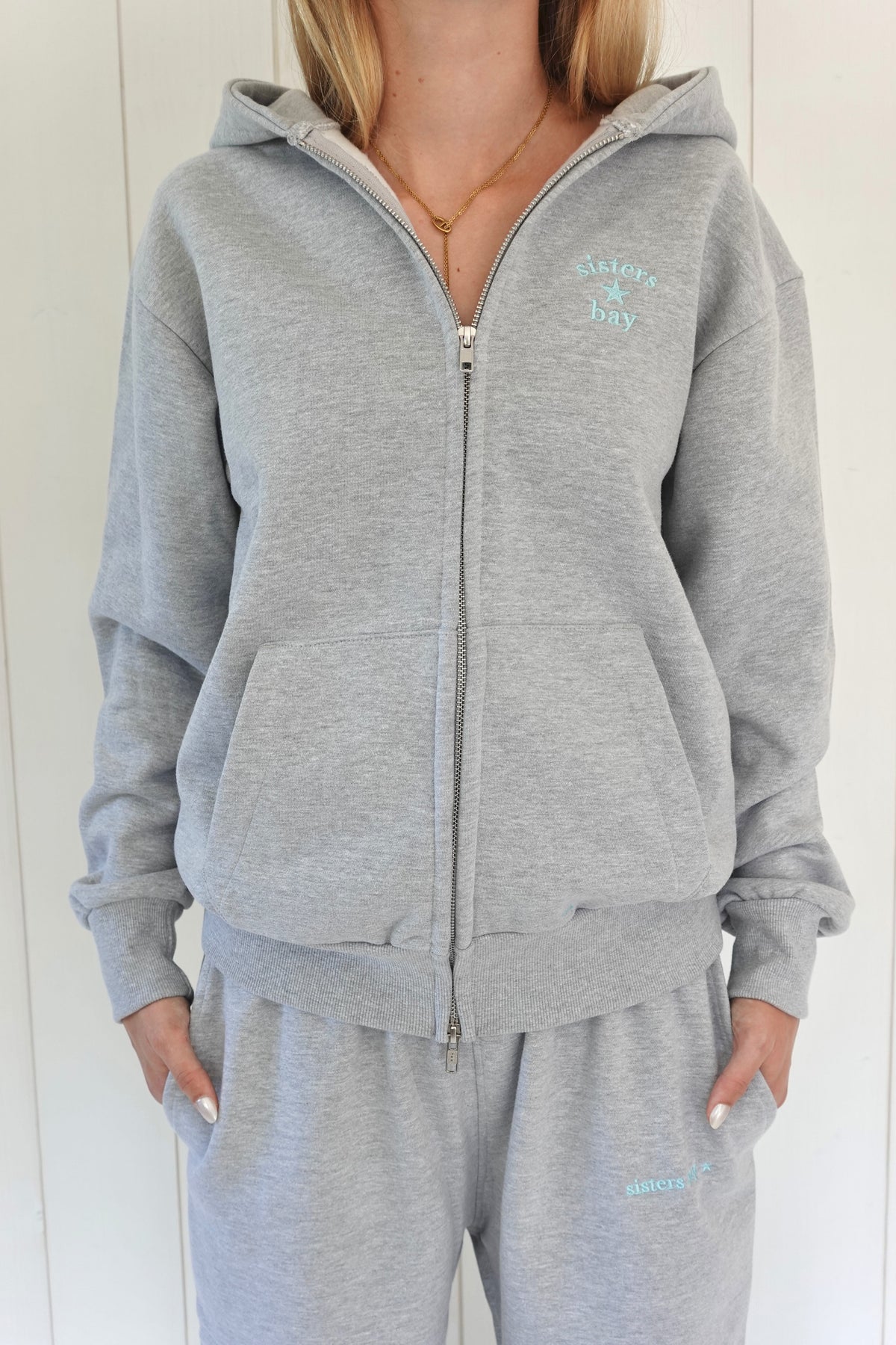 Veste zippée grise brodée turquoise BAYCLUB sisters bay