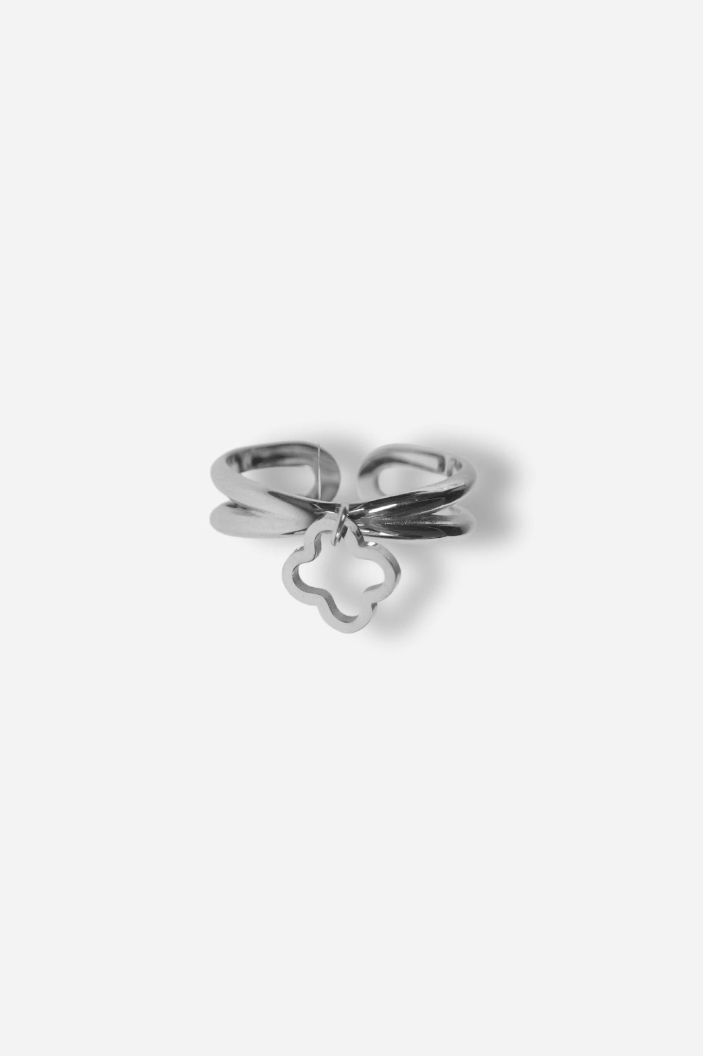 Bague argentée à breloque trèfle "CLOVER" de chez SISTERS BAY, en acier inoxydable, ajustable pour s’adapter parfaitement à chaque doigt.