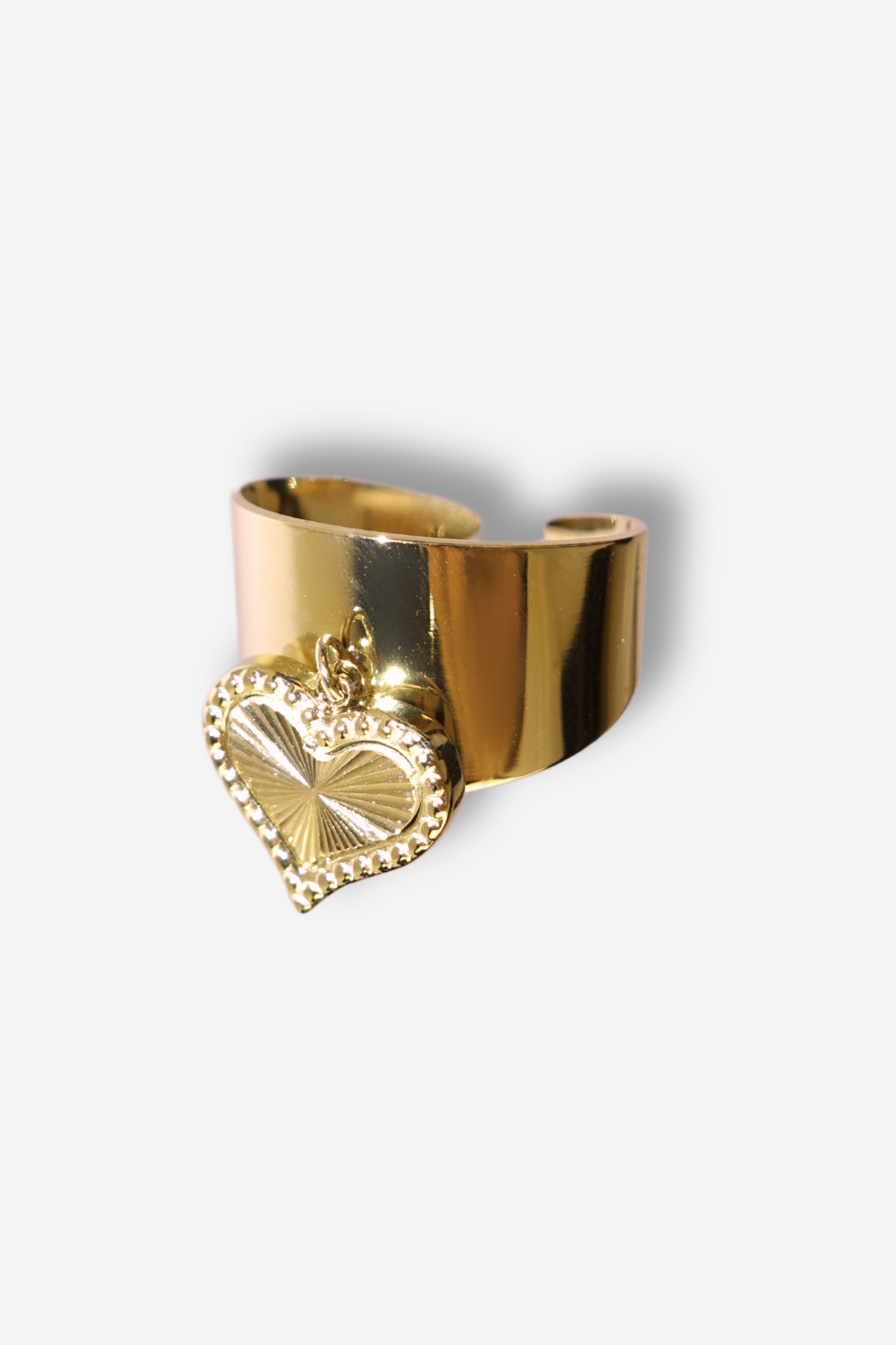 Bague SWEETHEART dorée en acier inoxydable, avec un design cœur, ajustable pour un confort parfait. Une pièce romantique et pleine de douceur. Disponible sur Sisters Bay.