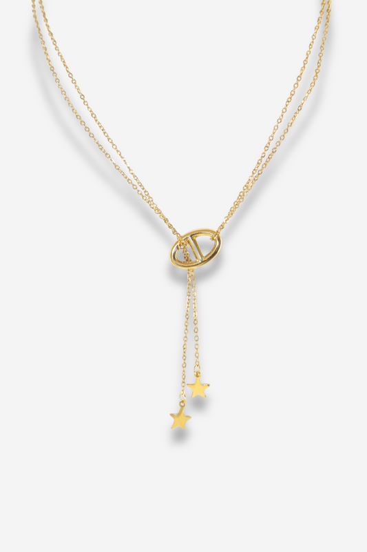 Collier en "Y" doré "STAR MUSE" de chez SISTERS BAY, avec maillon et pendentifs étoiles coulissantes. Chaîne dorée ajustable avec chaînette d'extension, résistant à l'eau et ne ternit pas.