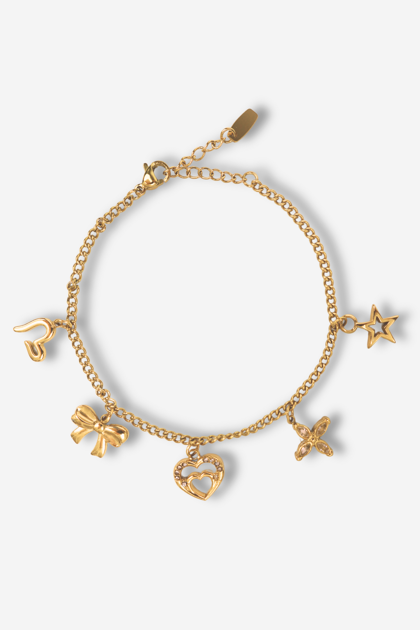 Bracelet GIRLY doré en acier inoxydable avec breloques en forme de nœuds, étoiles et cœurs. Ajustable, résistant à l'eau et durable. Disponible sur Sisters Bay.