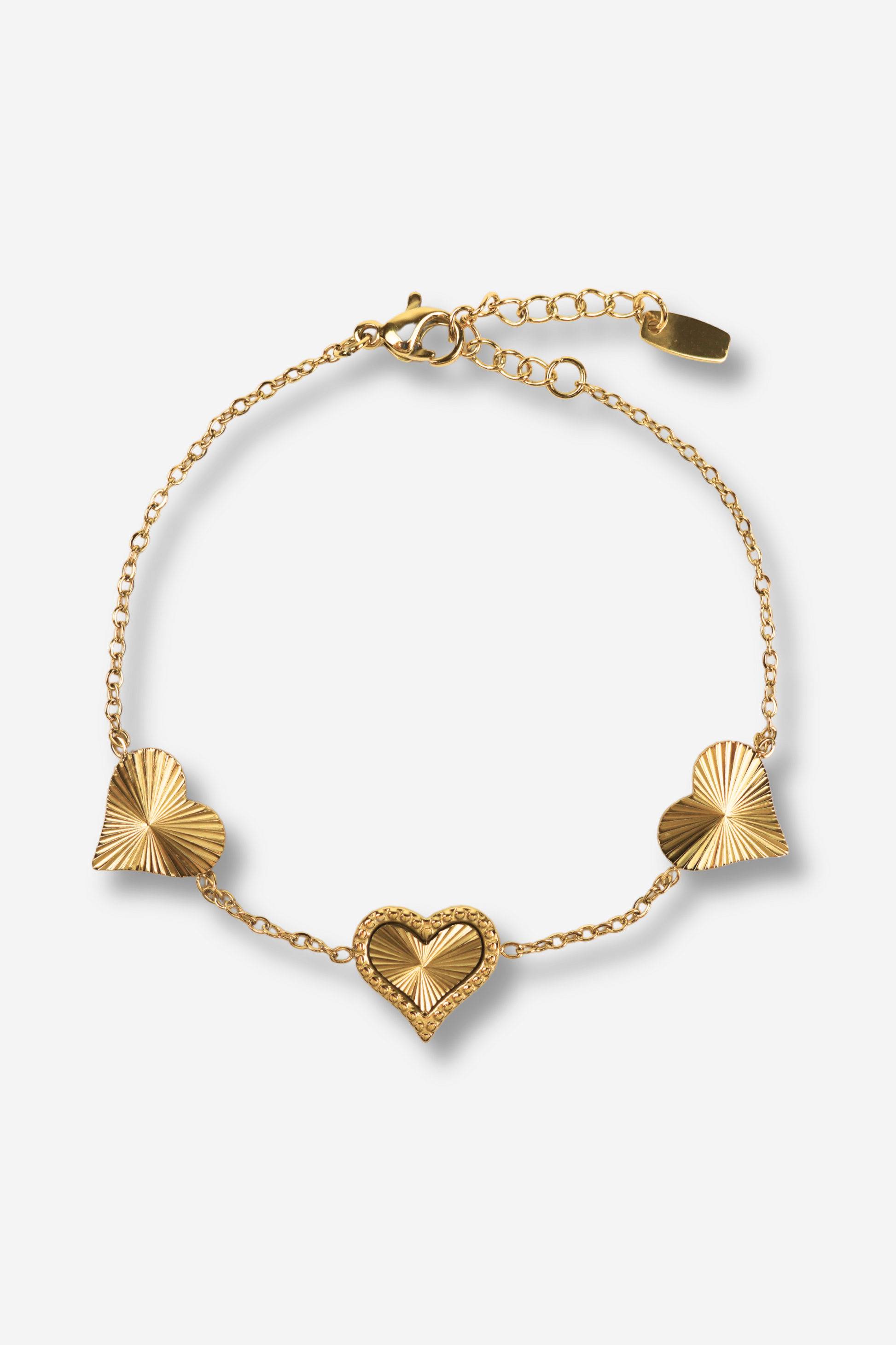 Bracelet SWEETHEART en acier inoxydable doré avec 3 cœurs décoratifs. Longueur ajustable, résistant à l'eau et durable. Disponible sur Sisters Bay.