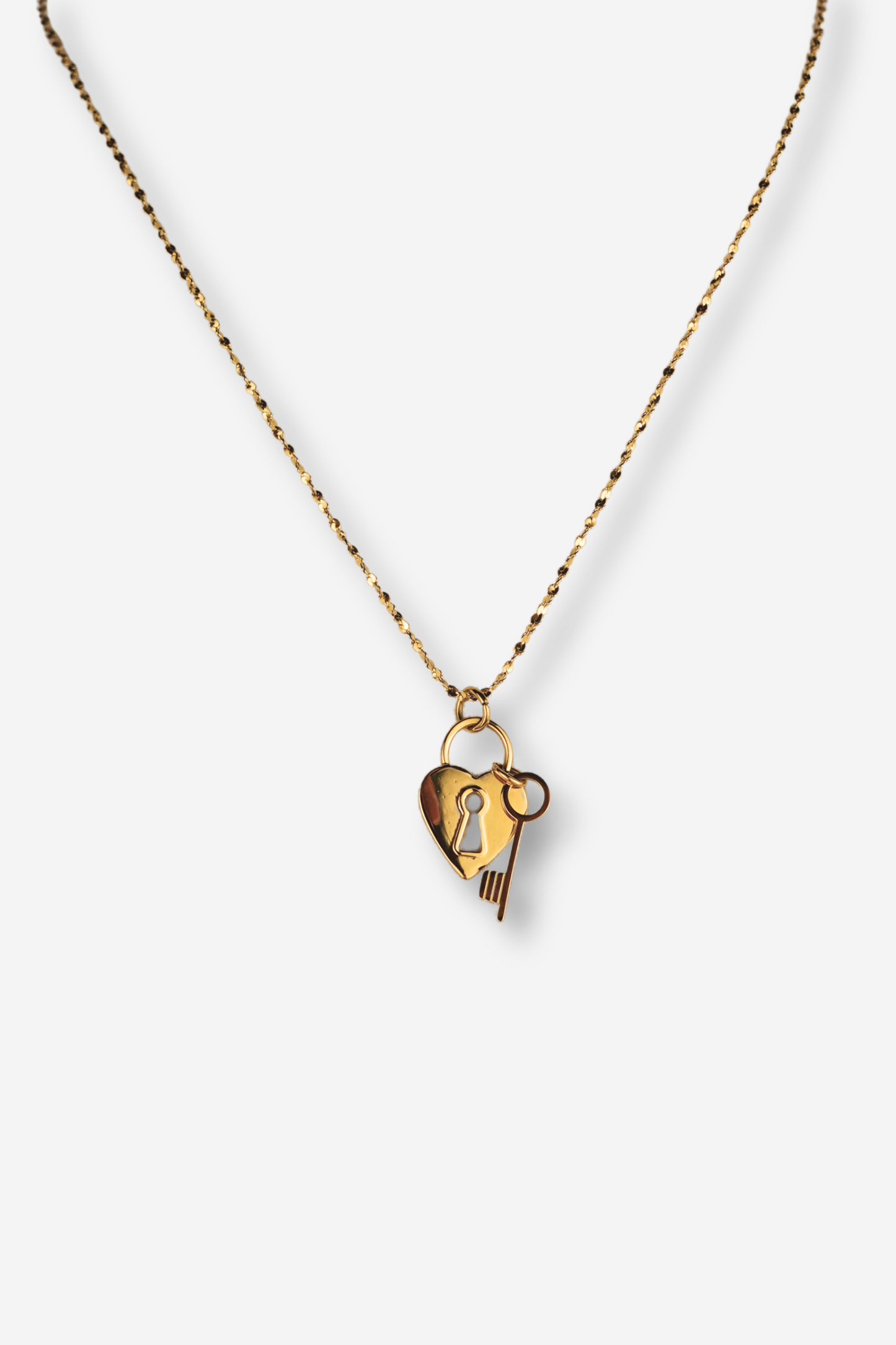 Collier SECRET en acier inoxydable avec pendentif cadenas cœur et clé, élégant et résistant à l'eau, disponible sur Sisters Bay.