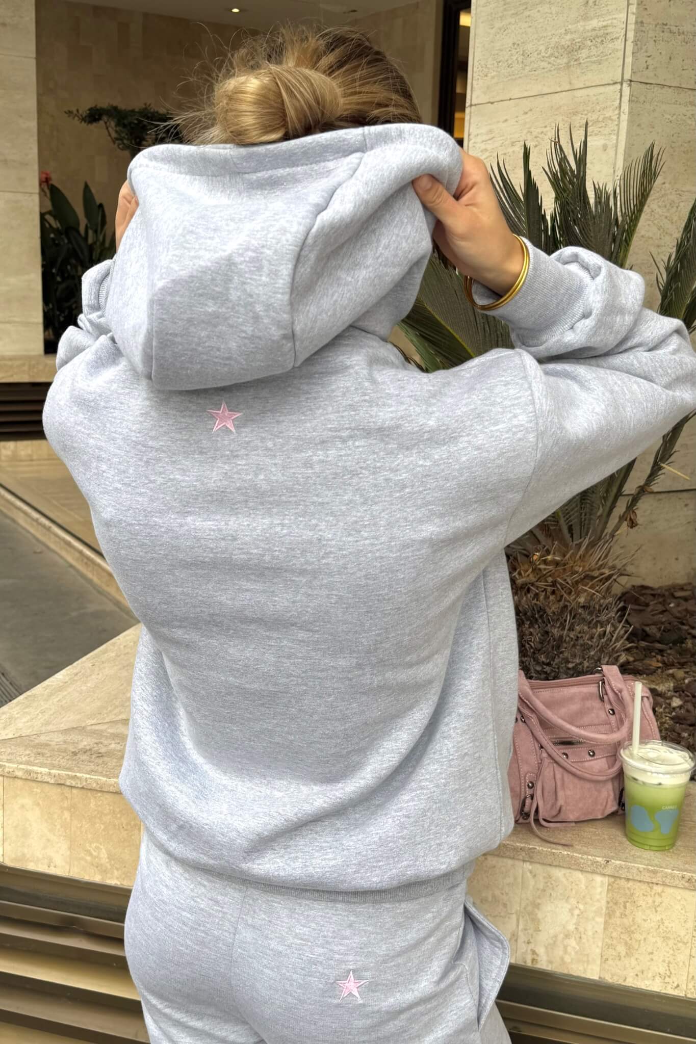 Détail de la broderie rose sur sweat gris Sisters Bay