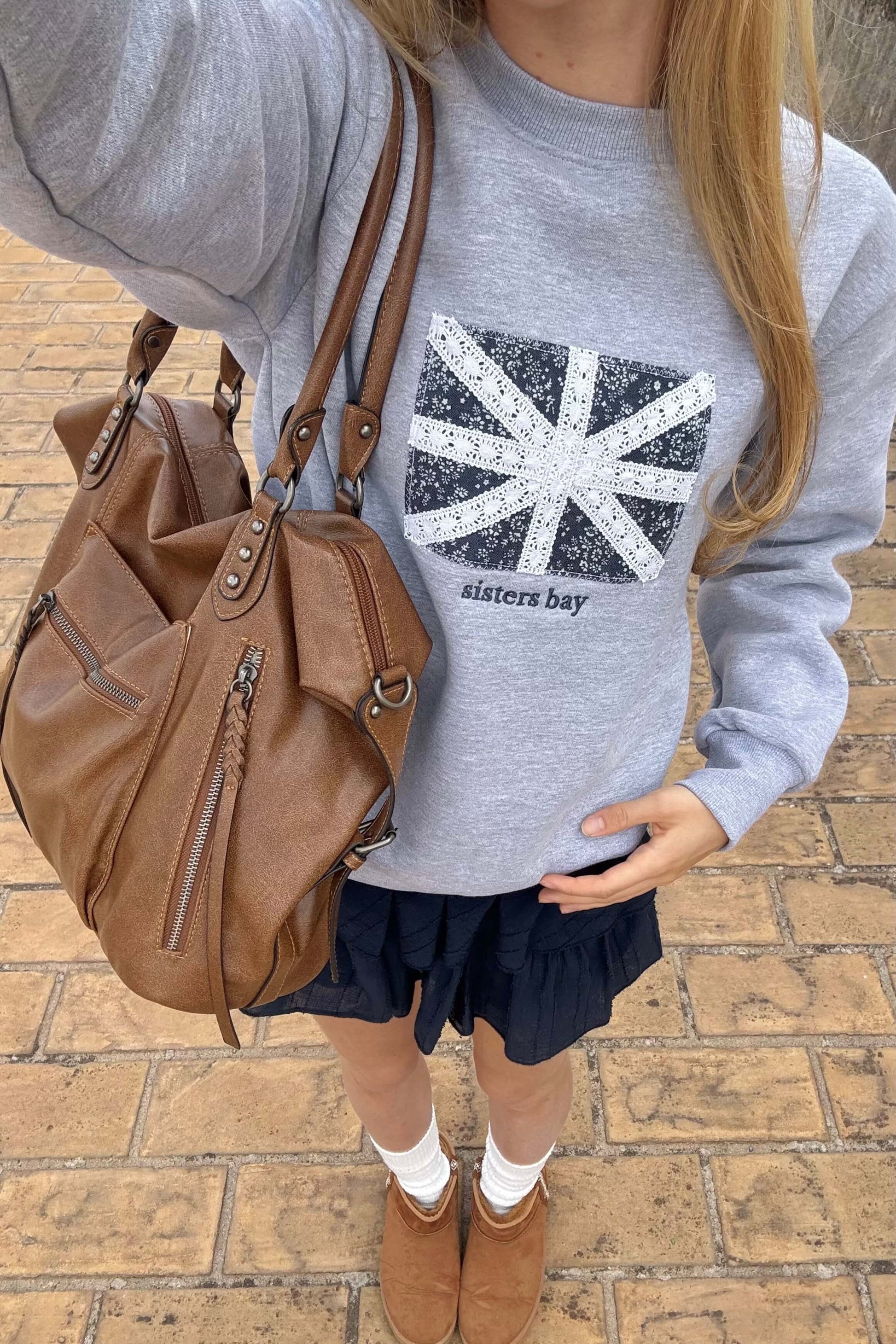 Détail broderie drapeau britannique sur sweat gris Sisters Bay