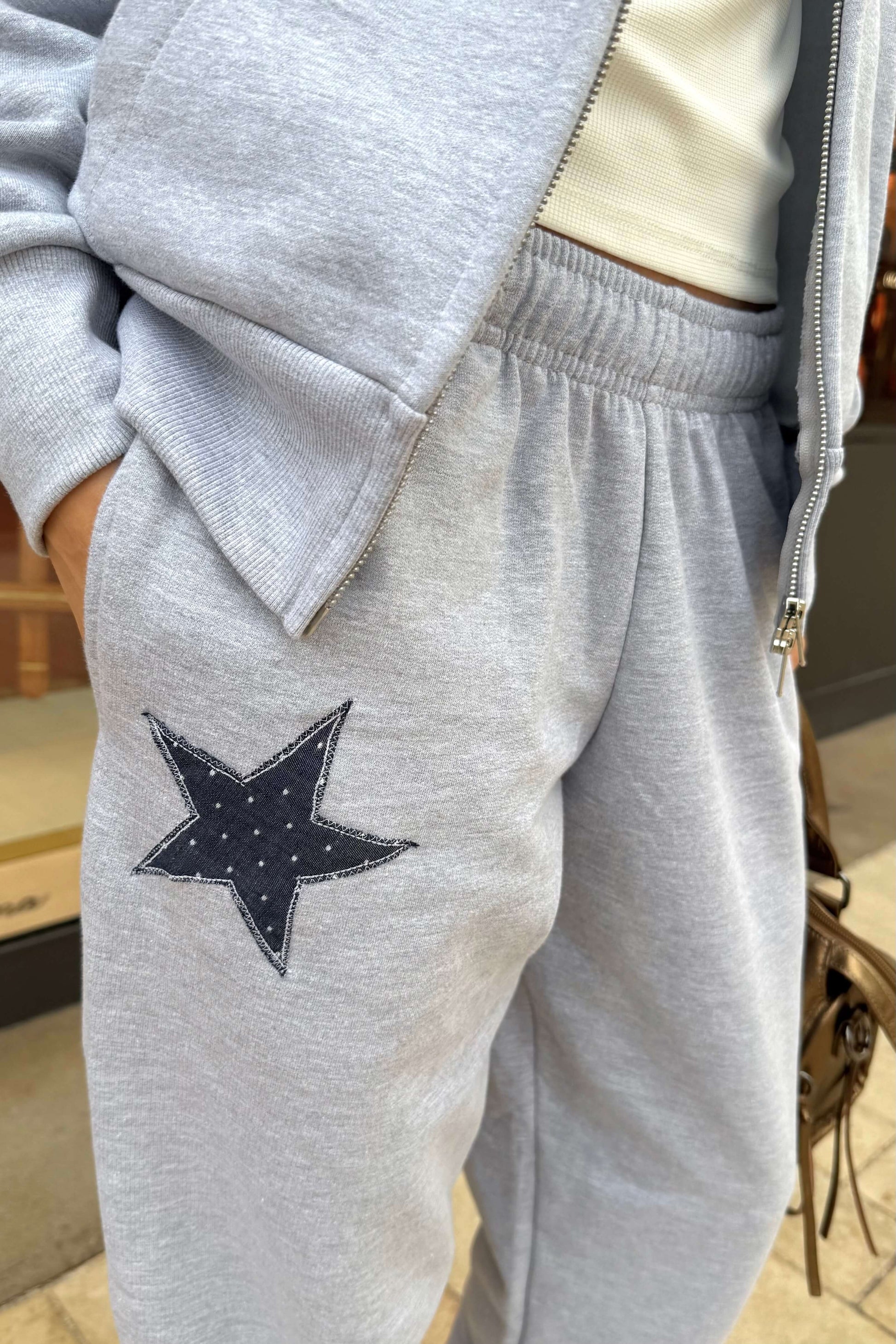 Détail du motif étoile cousu sur le jogging STAR DOTS gris Sisters Bay