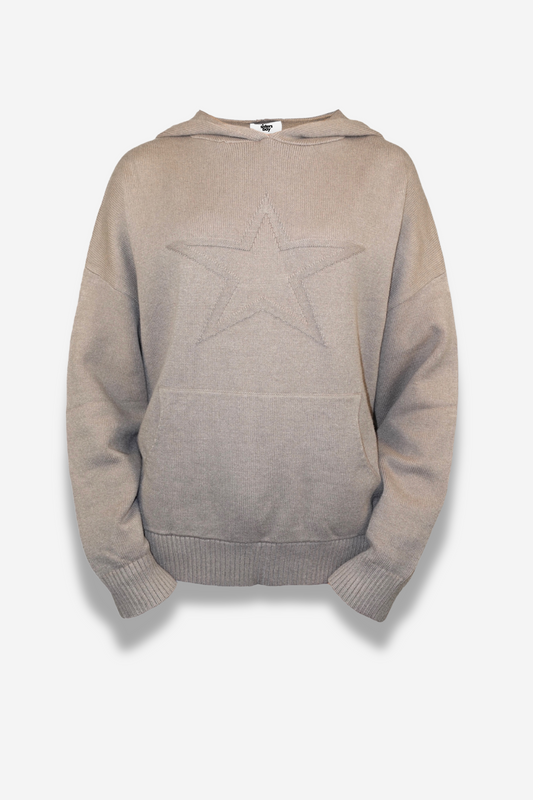 Sweat à capuche taupe avec une étoile, taille unique allant du XS au M, fabriqué en Italie, avec une matière pull douce et agréable. Disponible chez Sisters Bay.