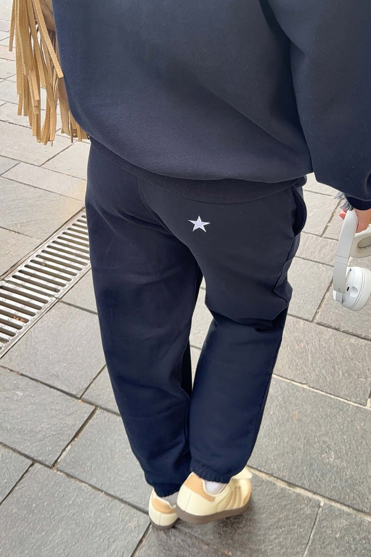 Jogging SISTER Navy Sisters Bay porté par Léa, brodé étoile sur la fesse dans notre atelier français