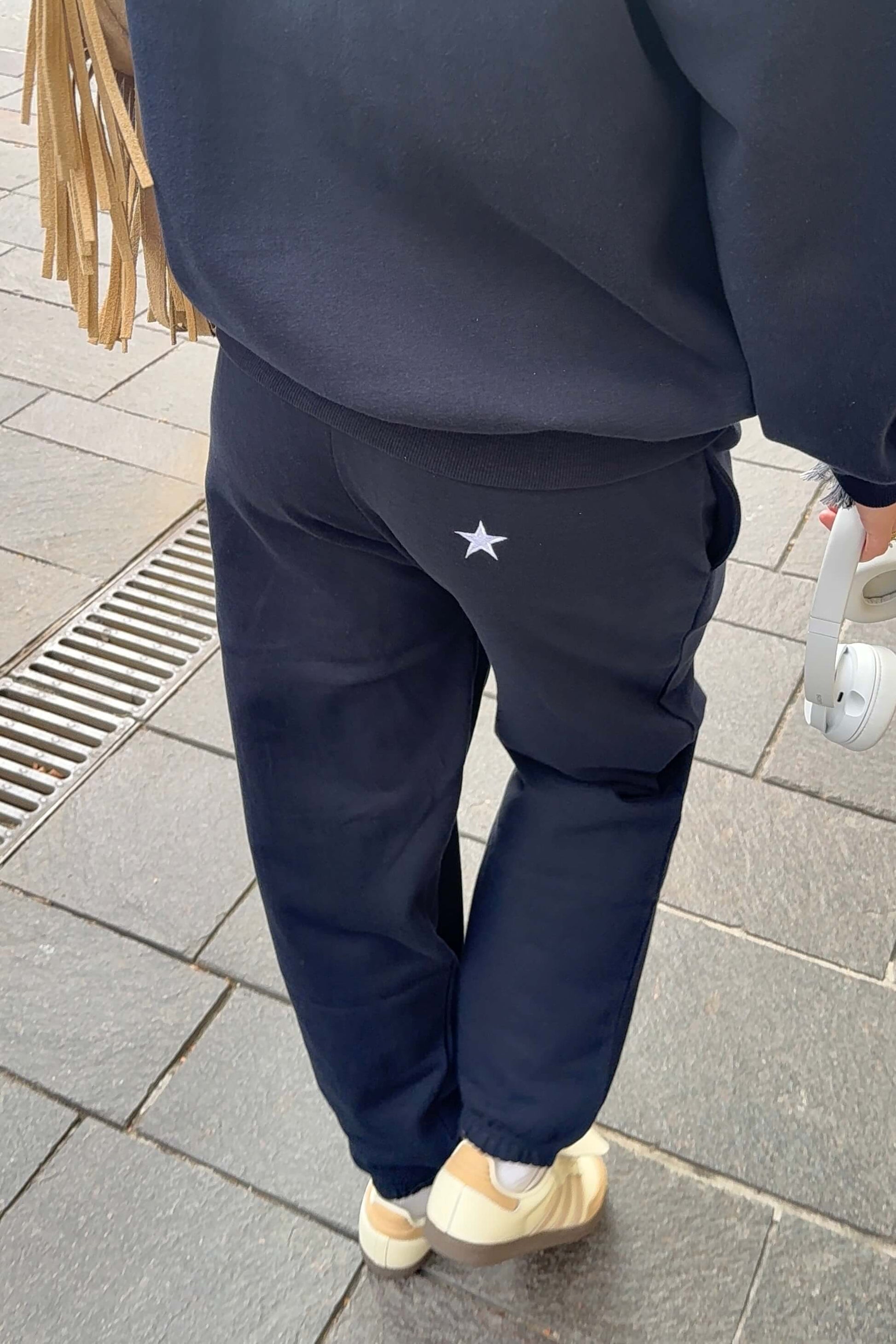 Jogging SISTER Navy Sisters Bay porté par Léa, brodé étoile sur la fesse dans notre atelier français