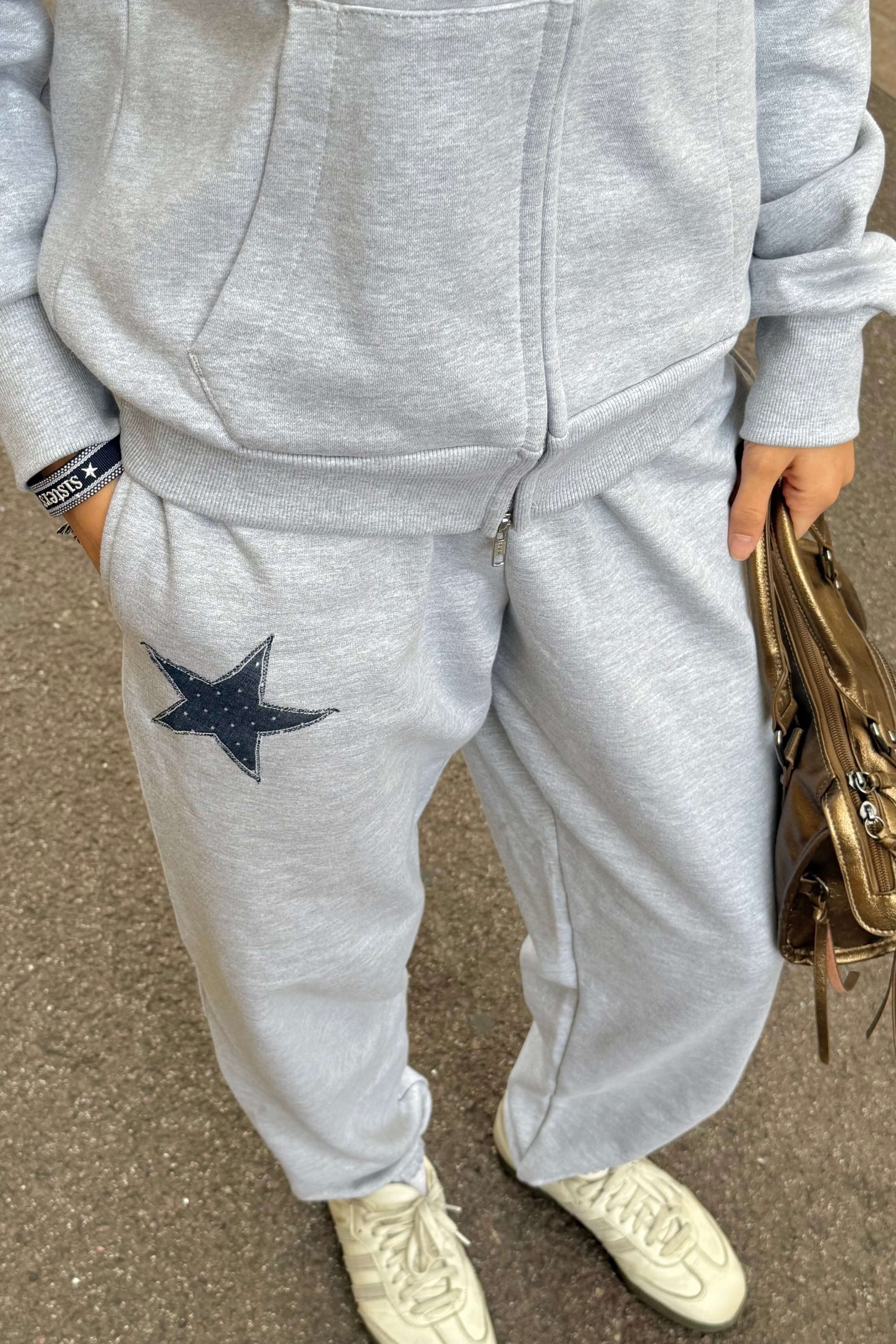 Jogging STAR DOTS gris Sisters Bay porté par Margaux, motif étoile cousu dans notre atelier