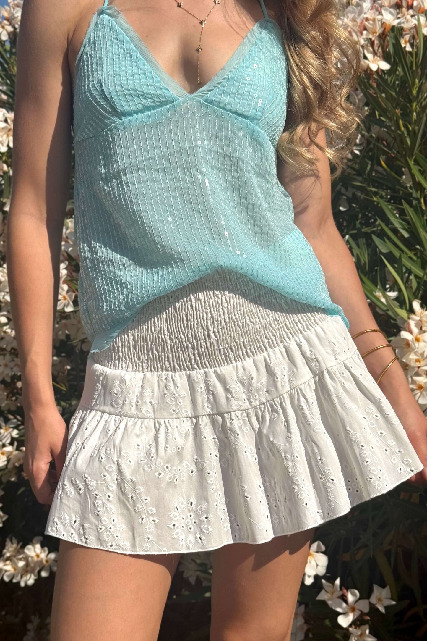 Découvrez DAYLIGHT de chez Sisters Bay : jupe-short blanche effet broderie anglaise. Taille unique XS-M. Confortable, légère et ultra féminine pour l’été.