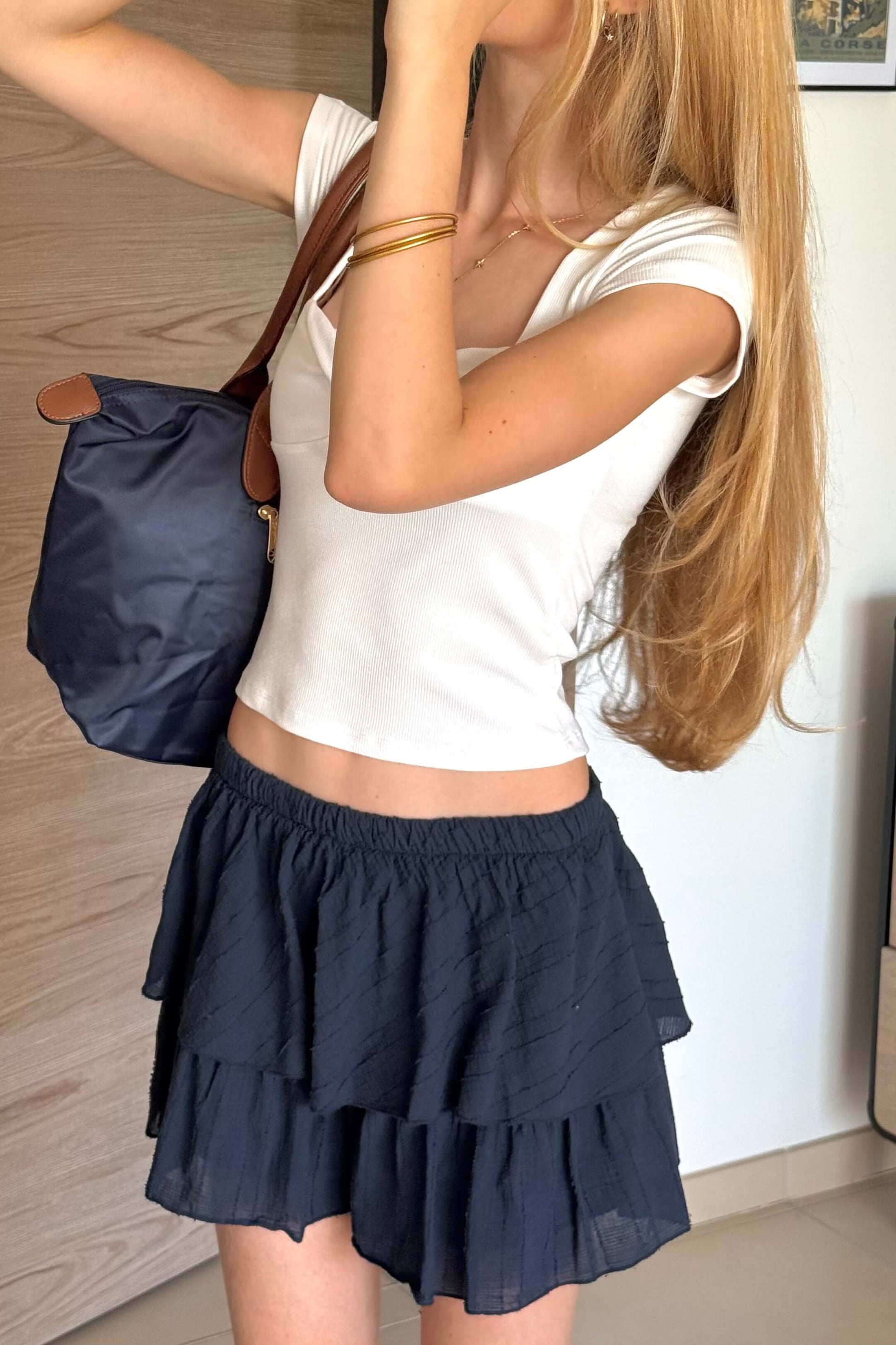 Gros plan sur la texture délicate et la taille élastique de la jupe-short HEAVEN. Une pièce en 100 % coton, facile à porter au quotidien, du XS au M.

