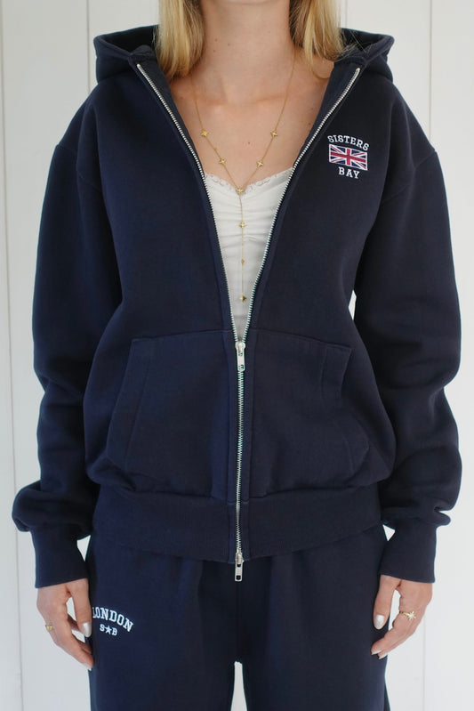  la veste London Navy de Sisters Bay, une veste tendance pour femme et adolescente avec broderie London et drapeau UK.