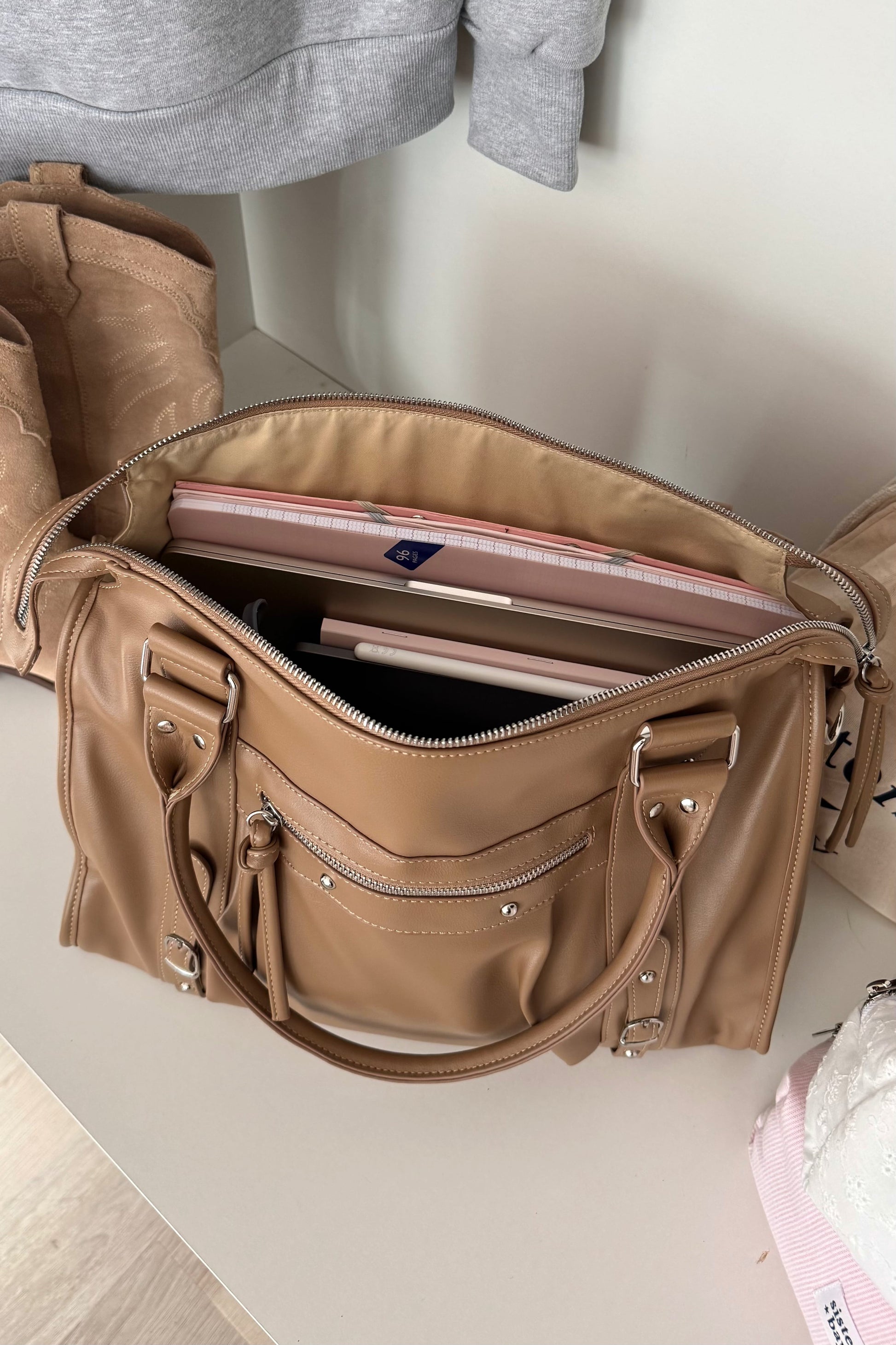 sac a main stockholm taupe parfait our les cours sisters bay intérieur