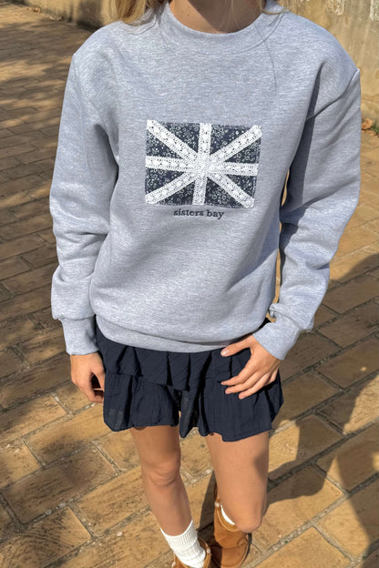 Sweat gris LIBERTY UK Sisters Bay porté dans un look décontracté urbain