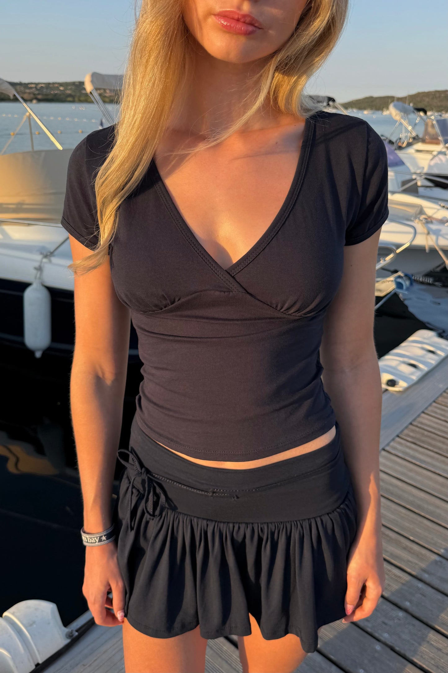 top cache coeur Navy taille unique allant du XS au M 95% coton 5% élastique Léa porte une taille unique et mesure 1m73 disponible aussi en gris  SISTERS BAY